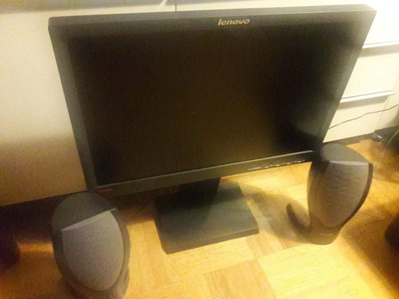free computer monitor with speakers