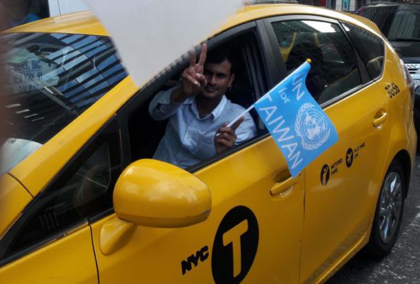 NYC Cabbie holding UN for Taiwan flag