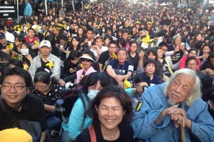 Su Beng in front of thousands of supporters during the Sunflower Movement